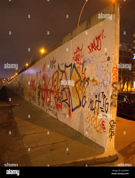 Berlin wall graffiti 1989 hi-res stock photography and images - Alamy