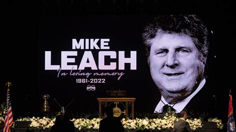 Bob Stoops, Lincoln Riley among attendees at Mike Leach funeral