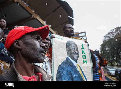 Les Kenyans écoutent la candidate à la présidence d Azimio la Umoja