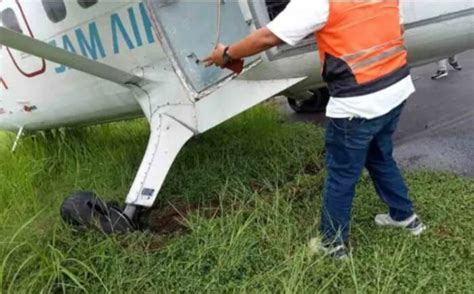 Pecah Ban Pesawat SAM Air Tergelincir Hingga Keluar Runway Di Bandara