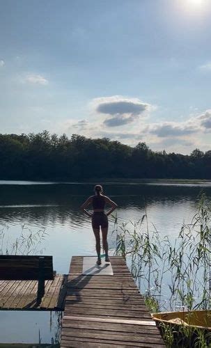 Iza Krzan okrzyknięta cudem natury Gwiazda TVP w skąpym bikini zrobiła furorę