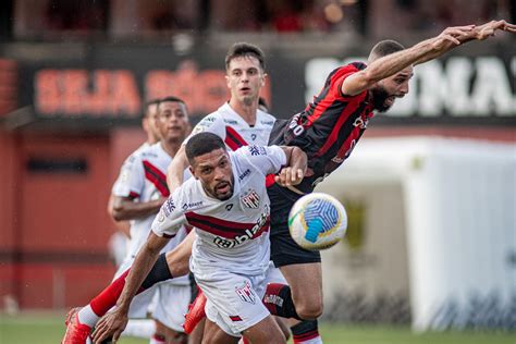 Jornal Correio Vit Ria Perde Para O Atl Tico Go Em Pleno Barrad O E