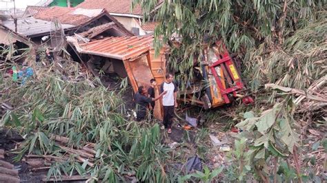 Kecelakaan Di Sumedang Diduga Rem Blong Truk Tronton Terjun Bebas