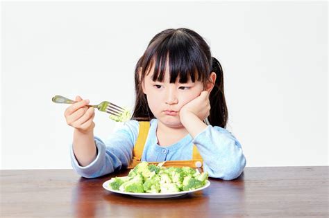 送2~3歲小孩上幼幼班、小班前．一定要先養好不拖飯．不挑食的吃飯習慣 Bananny托育小幫手