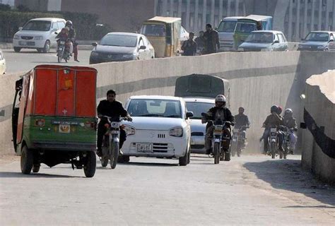 راولپنڈی موتی محل انڈر پاس پر بنائی جانیوالی رکاوٹیں خراب ہونے کے باعث ایک رکشہ انڈر پاس ون وے