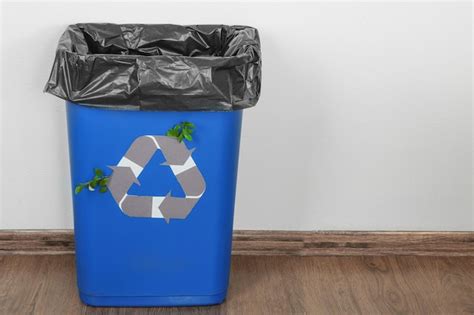 Cubo De Basura Azul Con Logo De Reciclaje En La Habitación Foto Premium