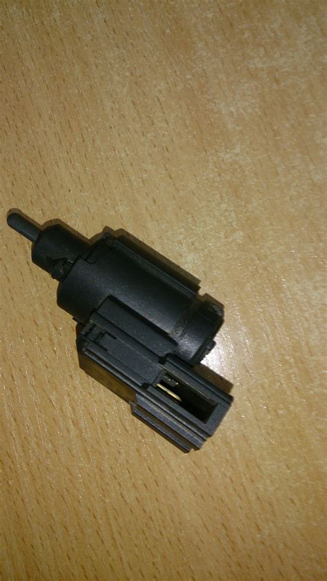 Замена Выключателя фонаря сигнала торможения (лягушка) — SEAT Toledo ...