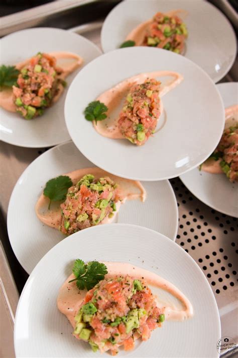 Lachs Avocado Tatar mit Zitronen Sriracha Mayonnaise Schätze aus