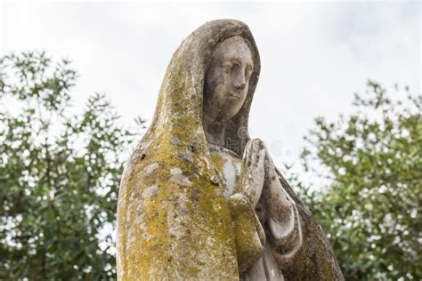 Estatua De Piedra De La Virgen María Foto De Archivo Imagen De