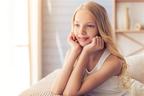 Portrait D Adolescente Jolie Blonde Souriante Photo Premium