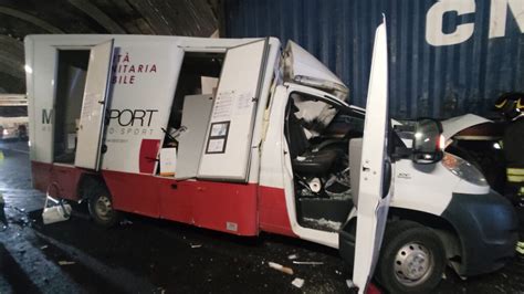 Foto Tamponamento Sull Autostrada A14 Incastrato Nell Incidente