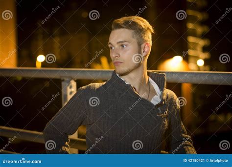 Knappe Blonde Jonge Mens Alleen In Het Stedelijke Plaatsen Stock Afbeelding Image Of