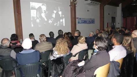 Fiumicino Al Piazzale Mediterraneo La Proiezione Del Film Come Un