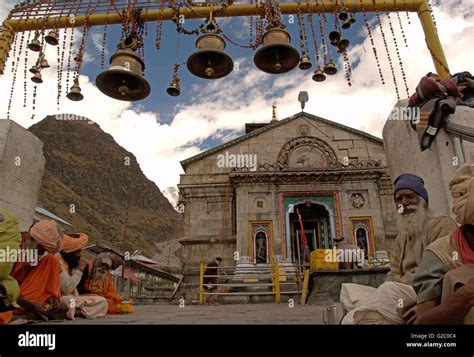 Kedarnath Temple With Sadhus And Hindu Pilgrims Kedarnath Garhwal