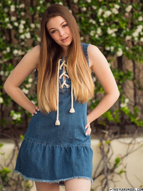 Gorgeous Girl Lana Lea Highlights Her Juicy Ass While Going Nude CoedCherry