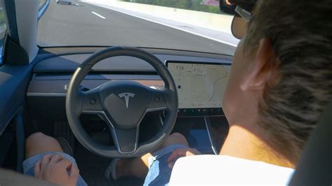 Teslas Autopilot Behörde nimmt Software ins Visier STERN de