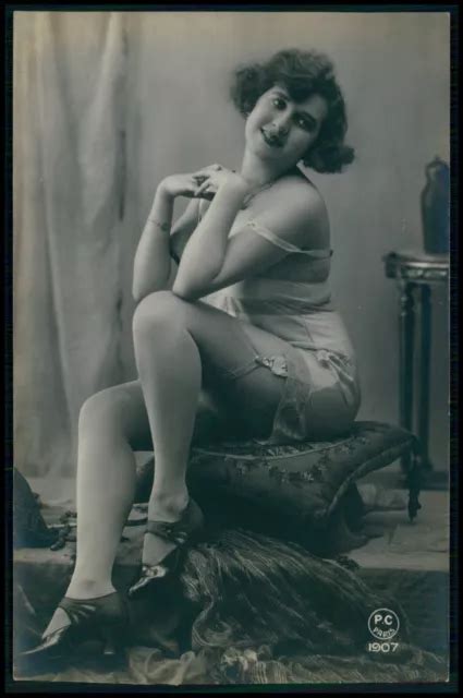 FRENCH NUDE WOMAN Kneeling And Smiling Original Old C1910 1920s Photo