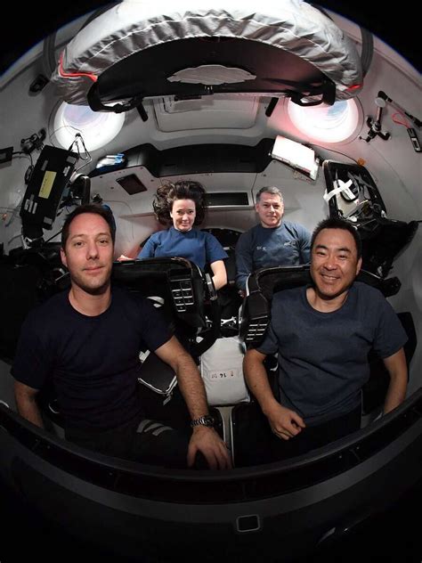 Thomas Pesquet Et Les Astronautes De La Mission Crew Vont Quitter