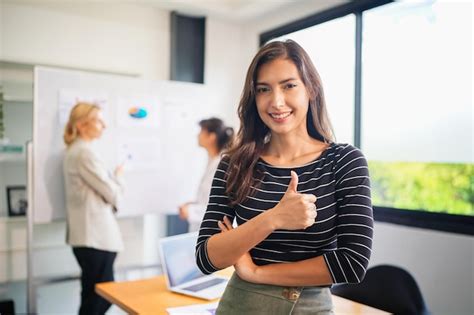 Retrato De Joven Mujer De Negocios En Oficina Moderna Foto Premium