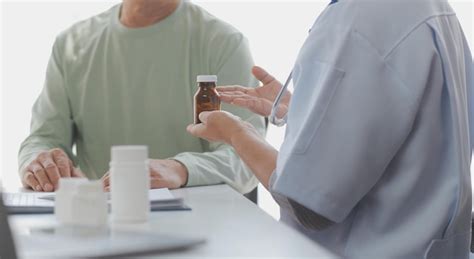 Doctora dando esperanza primer plano de una joven doctora inclinándose