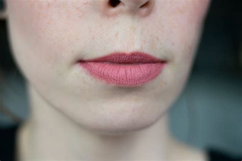 В поисках лепестка розы на губах Liquid matte lipstick Naked Rose жидкая матовая помада от