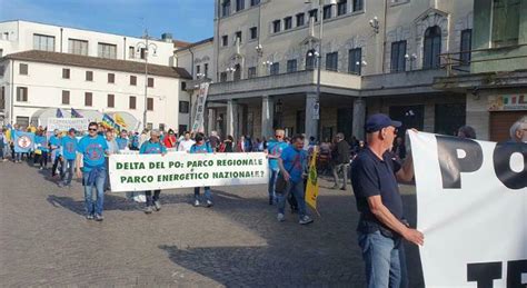 Il Fronte No Trivelle In Trecento Alla Marcia Contro La Ripresa Delle