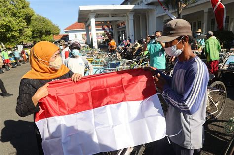 Semarakkan Peringatan Kemerdekaan Gubernur Khofifah Berbagi Bendera