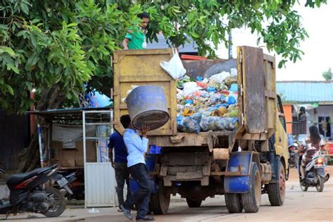 Pertama Diterapkan Di Pekanbaru Armada Angkutan Sampah Dilengkapi Gps