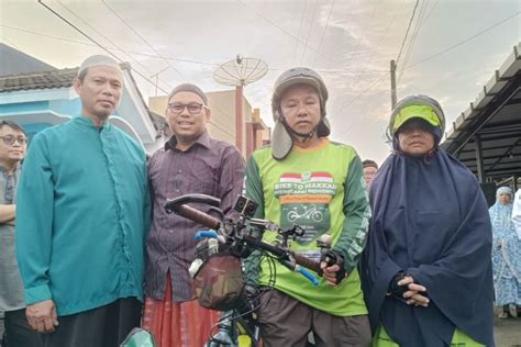 Foto Kisah Pasutri Asal Purwokerto Naik Haji Dengan Bersepeda Tempuh