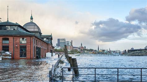 Hochwasser Alarm In Hamburg Sturmflut Gefahr Erdrutsch Trifft