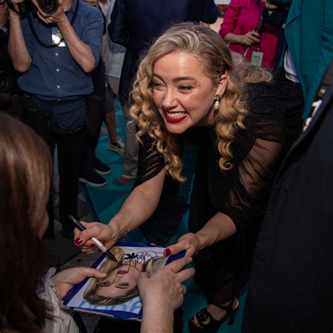 Amber Heard Fait Sa Première Apparition Sur Le Tapis Rouge Depuis Le