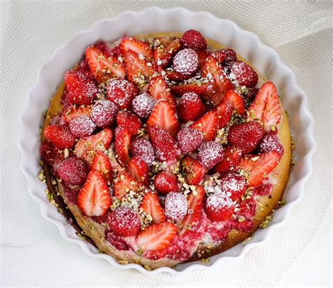 Gâteau tarte aux fraises et framboises éclats de pistache Et si c