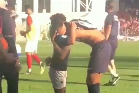 Mirá El Tierno Gesto De Neymar Con Un Niño Que Ingresó A La Cancha Tras