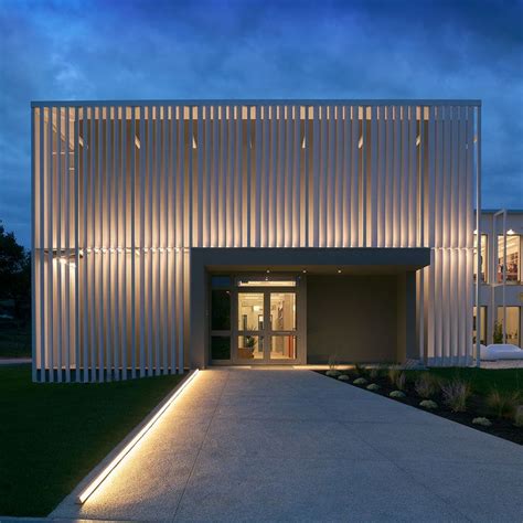 Lightness And Depth In Architectural Volume Facade Lighting