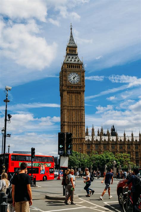 Download Big Ben And Pedestrians Wallpaper