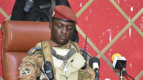 Burkina Faso Le Capitaine Traor Devient Pr Sident Et Promet Une