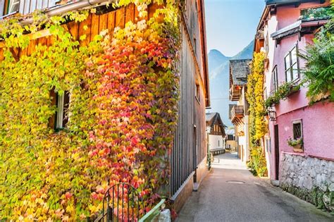 Bela rua na aldeia de hallstatt nos alpes austríacos paisagem de