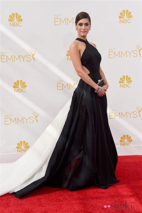 Lizzy Caplan En La Red Carpet De Los Emmy 2014 Alfombra Roja De Los