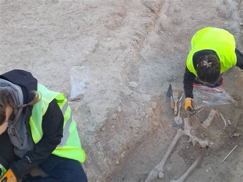 Los trabajos de arqueología en la plaza Joan Miró de Elda siguen