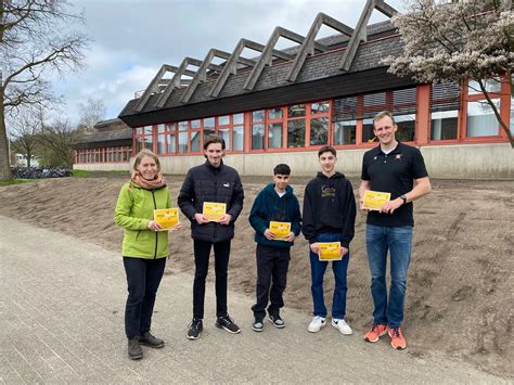 Schülerinnen und Schüler der Gesamtschule Schinkel begrünen ihr