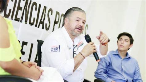 Acude Lenin Pérez al sector abastos