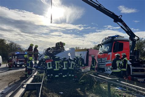 Heftiger Sattelzug Unfall Bei Manching Bringt Verkehr Auf Der A9 Zum