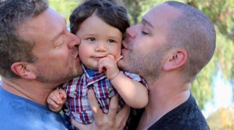 Pareja gay consigue inscribir al hijo que gestó para ellos una amiga Oveja Rosa Revista