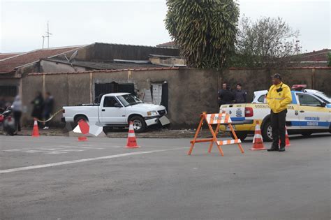 Motorista tem mal súbito entra em óbito e caminhonete bate em muro na