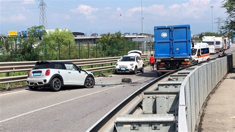 Incidente A Trezzo Sull Adda Lunghe Code Di Camion Verso La A4 Prima