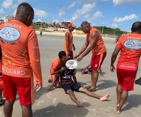 Guarda Vidas Resgatam Quatro Banhistas De Afogamento Na Praia Do Caolho