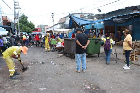 Piura Retiran M S De Una Tonelada De Residuos Del Mercado En Campa A