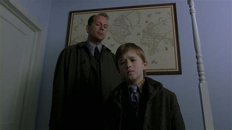 The Big Clue Everyone Missed Early In The Sixth Sense