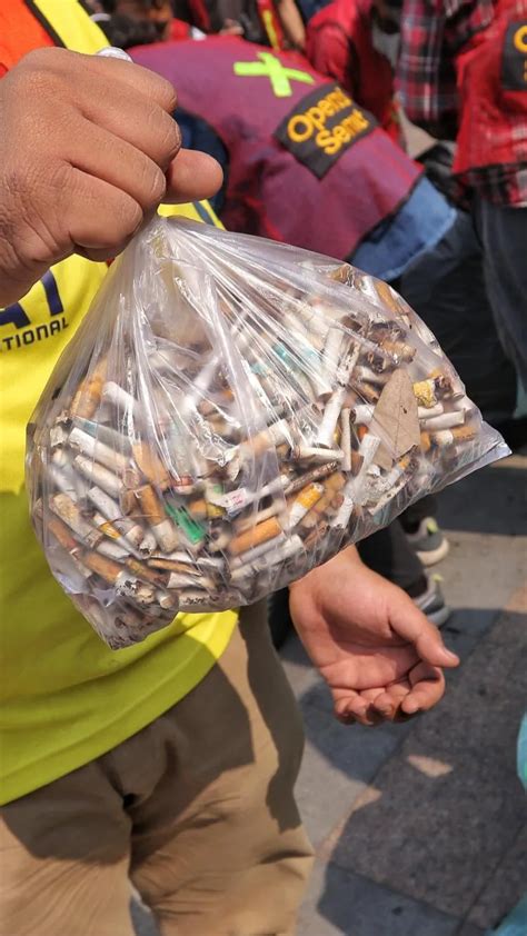 Foto Penampakan Sampah Sampah Puntung Rokok Dan Plastik Yang Dipungut