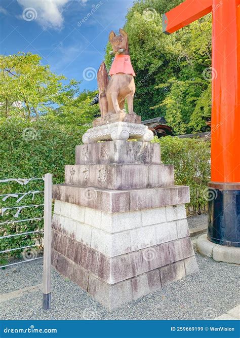 The Fox Statues In Fushimi Inari Taisha Achitecture Kyoto Japan